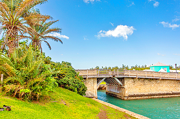 Somerset Bridge, the shortest opening drawbridge in the world, with a span of just 32 inches, enough to allow a sailing boat's mast to pass through, Somerset Island, Bermuda, North Atlantic, North America