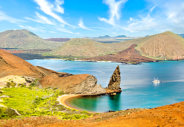 Bartolome Island with Pinnacle Rock, a volcanic plug, to the right, a location in the 2003 film Master and Commander, Galapagos Islands, UNESCO World Heritage Site, Ecuador, South America