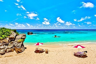 Bermuda beach with pink sand and turquoise water.