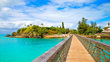 Bailey's Bay Footbridge, built in 2014, part of the Railway Trail used for hiking and cycling, following the disused railway track closed in 1948, Hamilton Parish, Bermuda, North Atlantic