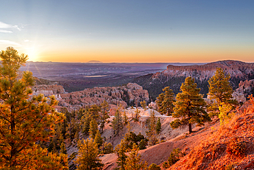 Sunrise at Sunrise Point, Bryce Canyon National Park, Utah, USA. One of four viewpoints that overlook the natural Bryce Amphitheatre. It provides a good view of the famous hoodoos or pinnacles of rock formed by weathering.