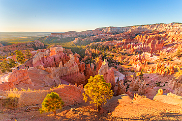 Sunrise at Sunrise Point, Bryce Canyon National Park, Utah, USA. One of four viewpoints that overlook the natural Bryce Amphitheatre. It provides a good view of the famous hoodoos or pinnacles of rock formed by weathering.