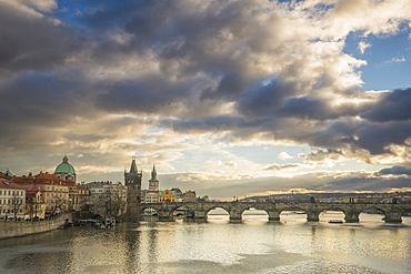 Charles Bridge and Old Town Bridge Tower, UNESCO World Heritage Site, Prague, Bohemia, Czech Republic (Czechia), Europe