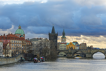 Charles Bridge and Church of Saint Francis of Assisi with Old Town Bridge Tower, UNESCO World Heritage Site, Prague, Bohemia, Czech Republic (Czechia), Europe