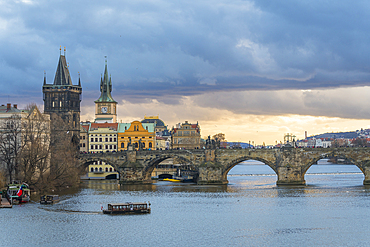 Charles Bridge and Old Town Bridge Tower, UNESCO World Heritage Site, Prague, Bohemia, Czech Republic (Czechia), Europe