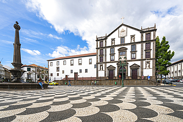 The Church of Saint John the Evangelist of the College of Funchal and water fountain at Praca do Municipio, Funchal, Madeira, Portugal, Atlantic, Europe