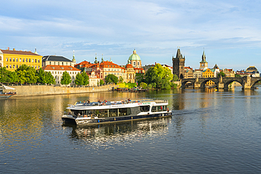 Tourist boat on Vltava River with Charles Bridge in background, UNESCO World Heritage Site, Prague, Bohemia, Czech Republic (Czechia), Europe