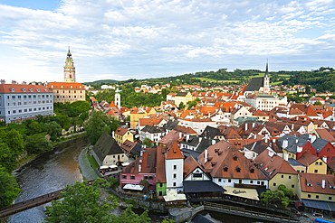 Vltava River by State Castle and Chateau Cesky Krumlov in town, UNESCO World Heritage Site, Cesky Krumlov, South Bohemian Region, Czech Republic (Czechia), Europe