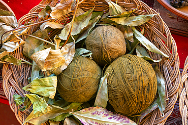 Brown balls of wool and dried leaves as natural dye, Chinchero, Sacred Valley, Urubamba Province, Cusco (Cuzco) Region, Peru, South America