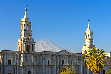 El Misti volcano rising between bell towers of Basilica Cathedral of Arequipa at Plaza de Armas Square at sunset, UNESCO World Heritage Site, Arequipa, Arequipa Province, Arequipa Region, Peru, South America