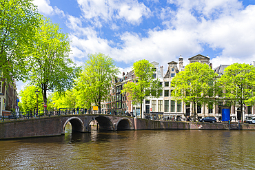 Bridge on intersection between Leidsegracht and Herengracht canals, Amsterdam, The Netherlands, Europe