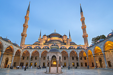 Blue Mosque at twilight, Sultanahmet, UNESCO World Heritage Site, Fatih District, Istanbul Province, Turkey, Europe