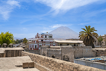 El Misti volcano rising above the white city of Arequipa, UNESCO World Heritage Site, Arequipa, Peru, South America