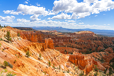 Scenic view of hoodoos and rock formations, Rim Trail near Sunset Point, Bryce Canyon National Park, Utah, USA