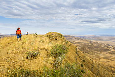 Tourists hiking along the border between Georgia and Azerbaijan near David Gareji Monastery, Udabno, Georgia, Central Asia, Asia