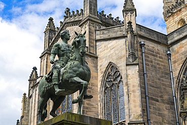 Charles II Statue with St. Giles Cathedral in background, Old Town, Edinburgh, Lothian, Scotland, United Kingdom, Europe