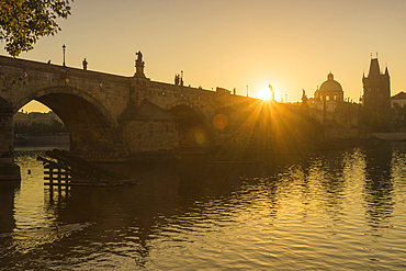 Charles Bridge at sunrise, UNESCO World Heritage Site, Prague, Bohemia, Czech Republic (Czechia), Europe