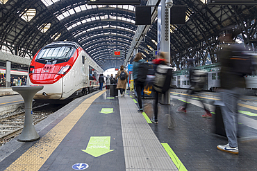 Passengers in transit, central station of Milan, Lombardy, Italy, Europe