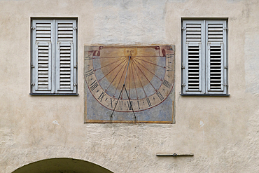 Sundial between two windows, Franciscan Monastery, Bozen, Sudtirol (South Tyrol), Bolzano district, Italy, Europe