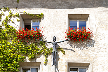 Sculpture of a man with outstretched arms, Brixen, Sudtirol (South Tyrol) (Province of Bolzano), Italy, Europe