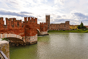River Adige with the stone bridge Ponte Scaligero and Castelvecchio castle, Verona, Verona district, Veneto, Italy, Europe