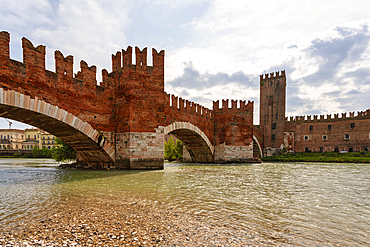 River Adige with the stone bridge Ponte Scaligero and Castelvecchio castle, Verona, Verona district, Veneto, Italy, Europe