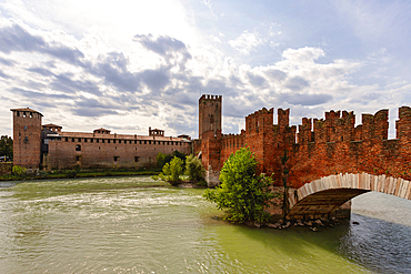 River Adige with the stone bridge Ponte Scaligero and Castelvecchio castle, Verona, Verona district, Veneto, Italy, Europe