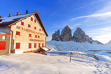 Locatelli mountain hut and Tre Cime di Lavaredo (Lavaredo Peaks)(Drei Zinnen) in the winter covered with thick snow, Tre Cime di Lavaredo, Sesto (Sexten), Dolomites, South Tyrol, Italy, Europe