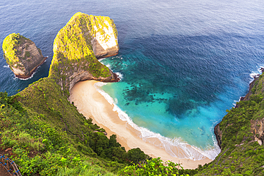 Kelingking white and sandy beach (T-Rex Beach) seen from above at sunrise, Nusa Penida island, Klungkung regency, Bali, Indonesia, Southeast Asia, Asia