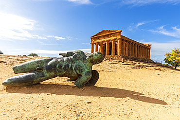 The Greek Temple of Concordia, part of the old city of Akragas, seen from below, Valley of the Temples, UNESCO World Heritage Site, Agrigento, Sicily, Italy, Mediterranean, Europe