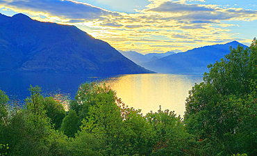 Autumn evening, Lake Wakatipu, near Queenstown, South Island, New Zealand