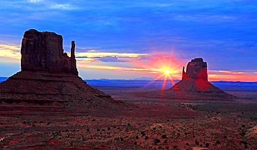 Dawn/sunrise, Monument Valley, Navajo Indian Territory/ Utah, USA