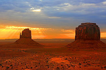 Dawn/sunrise, Monument Valley, Navajo Indian Territory/ Utah, USA