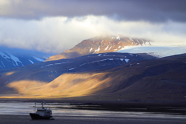 The mountains of Svalbard from Longyearbyen, Norway, Scandinavia, Europe