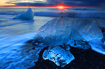 Breioamerkursandur (Diamond Beach) near Jokulsarlon Glacier Lagoon, at sunrise (dawn), Vatnajokull National Park, southern Iceland, Polar Regions