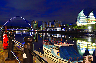 Gateshead Millennium Bridge, Newcastle-upon-Tyne, Tyne and Wear, England, United Kingdom, Europe