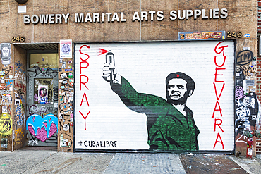 Manhattan, New York City, New York, USA. November 5, 2021. Mural showing Che Guevara holding a can of spray paint.