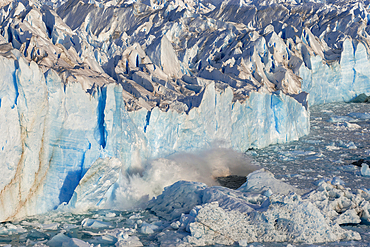 A huge block of ice falls from the front of the glacier of Perito Moreno, El Calafate, Parque Nacional Los Glaciares, Santa Cruz, Patagonia Argentina, Argentina, South America