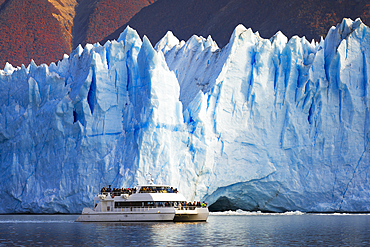 A boat in front of the massive Glacier front of Perito Moreno, El Calafate, Parque Nacional Los Glaciares, Santa Cruz, Patagonia Argentina, Argentina, South America