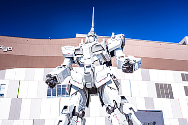 The famous life-sized Gundam statue towering over visitors at DiverCity Tokyo Plaza in Odaiba, Tokyo.