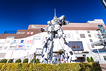 The famous life-sized Gundam statue towering over visitors at DiverCity Tokyo Plaza in Odaiba, Tokyo.