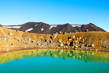 Turquoise and yellow green Emerald Lake in front of the Tongariro Volcano, Tongariro National Park, UNESCO World Heritage Site, North Island, New Zealand, Pacific