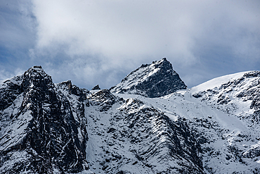 Snowy rugged summits on the Langtang trek in Kyanjin Gompa, Himalayas, Nepal, Asia