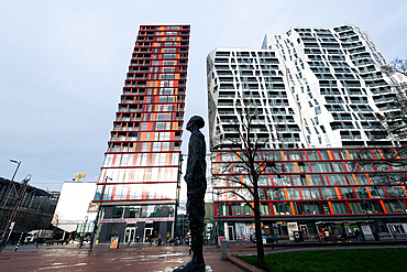 Ongebroken Verzet, Hubert van Lith statue in front of modern architecture, Rotterdam, The Netherlands, Europe