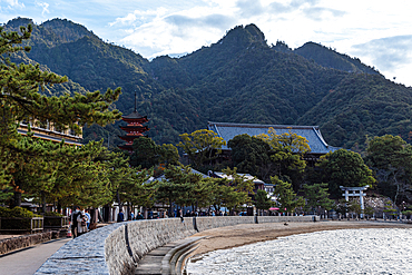 View along the shore line of Miyajima, Itsukushima Shinto Shrine and Pagoda, UNESCO World Heritage Site, Miyajma Island, Hiroshima Prefecture, Honshu, Japan, Asia