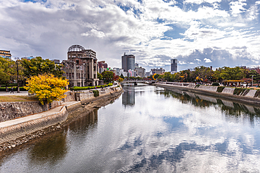 View along the Motoyasu River, autumn at the Atomic Bomb Memorial, UNESCO World Heritage Site, Hiroshima, Honshu, Japan, Asia