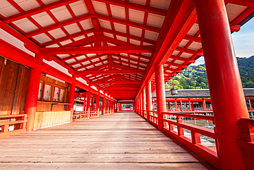 Itsukushima Shrine on Miyajima Island near Hiroshima. Japan Tempel shinto. Famous shrine with floating torii. Empty walking paths of the temple