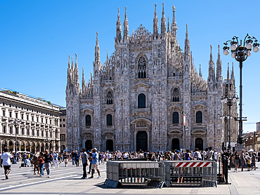 The Piazza del Duomo (Cathedral Square), the main city square dominated by Milan Cathedral (Duomo), Milan, Lombardy, Italy, Europe