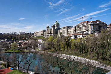 Cityscape of the Old City, the medieval center of Bern, UNESCO World Heritage Site, viewed from across the Aare River with the Parliament Building in the background, Bern, Switzerland, Europe