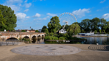 Scenic view of the River Avon on a sunny day, with Clopton Bridge in background, Stratford-upon-Avon, Warwickshire, England, United Kingdom